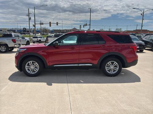 Rapid Red Metallic Tinted Clearcoat 2024 Ford Explorer XLT