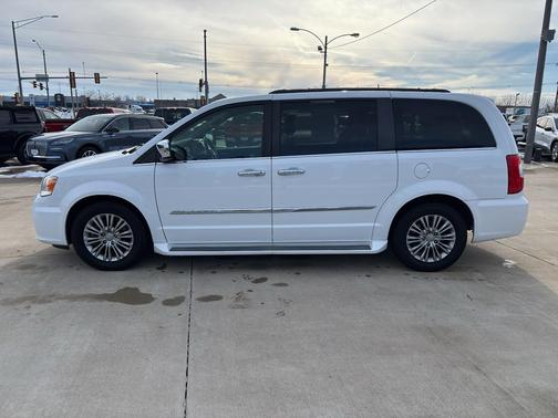 2016 Chrysler Town & Country Touring-L