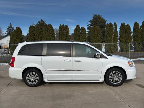 2016 Chrysler Town & Country Touring-L