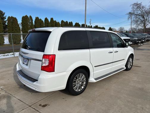 2016 Chrysler Town & Country Touring-L