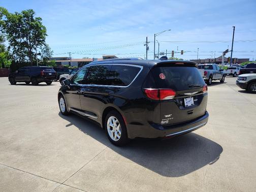 Brilliant Black Crystal Pearlcoat 2020 Chrysler Pacifica Limited