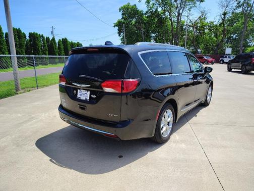 Brilliant Black Crystal Pearlcoat 2020 Chrysler Pacifica Limited