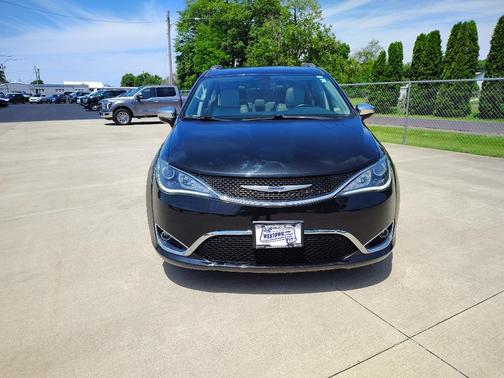 Brilliant Black Crystal Pearlcoat 2020 Chrysler Pacifica Limited
