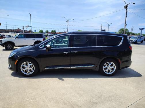Brilliant Black Crystal Pearlcoat 2020 Chrysler Pacifica Limited