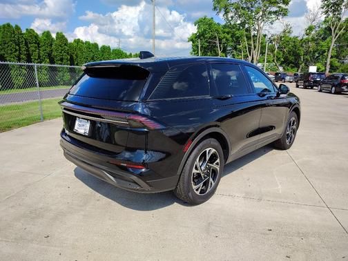 Infinite Black Metallic Clearcoat 2025 Lincoln Nautilus Premiere