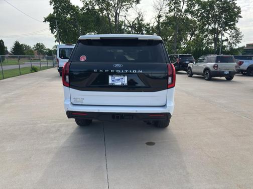 Oxford White 2025 Ford Expedition Active