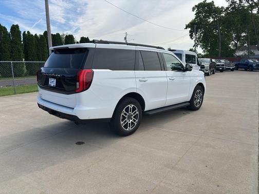 Oxford White 2025 Ford Expedition Active