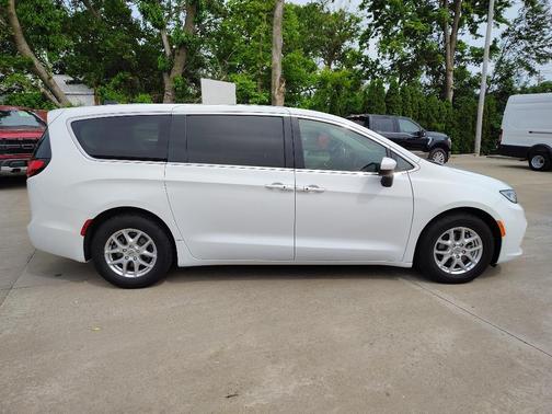 Bright White Clearcoat 2023 Chrysler Pacifica Touring L