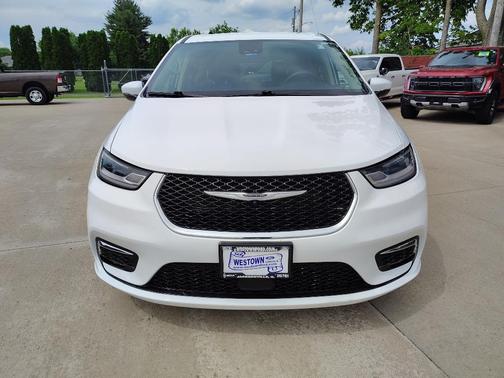 Bright White Clearcoat 2023 Chrysler Pacifica Touring L