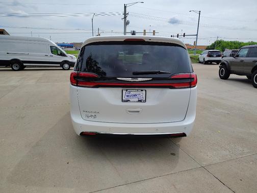 Bright White Clearcoat 2023 Chrysler Pacifica Touring L