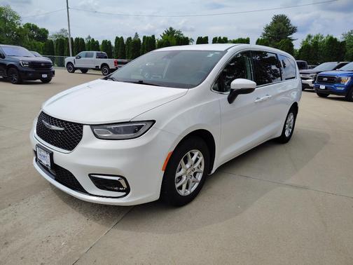 Bright White Clearcoat 2023 Chrysler Pacifica Touring L