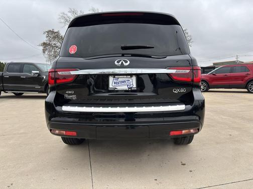 2022 INFINITI QX80 Luxe