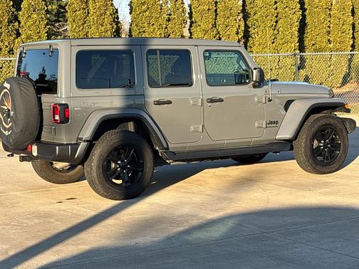 2023 Jeep Wrangler 4-Door Sahara Altitude 4x4