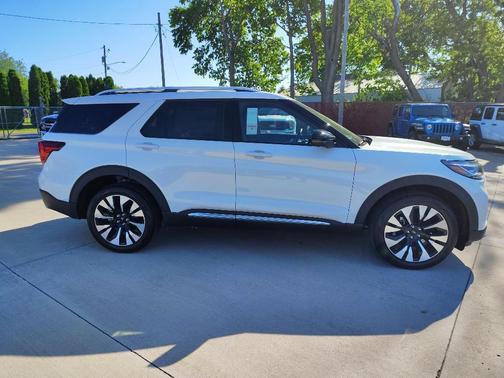 Star White Metallic Tri-Coat 2026 Ford Explorer Platinum