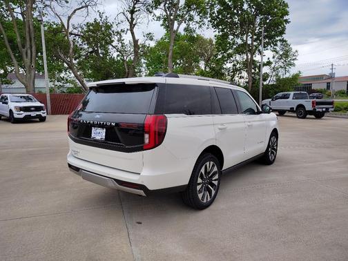 Star White Metallic Tri-Coat 2026 Ford Expedition Platinum