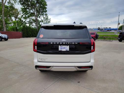 Star White Metallic Tri-Coat 2026 Ford Expedition Platinum