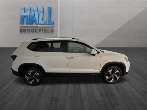 Pure White 2026 Volkswagen Taos 1.5T SE