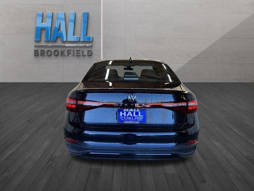 Deep Black Pearl Effect 2026 Volkswagen Jetta 1.5T Sport