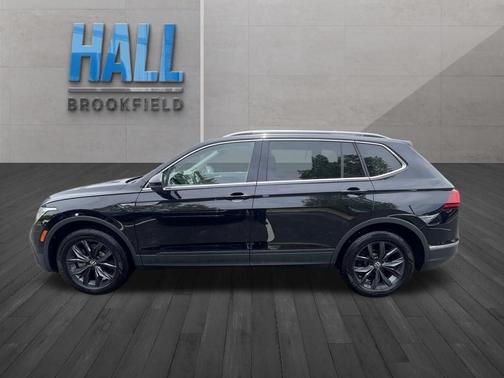 Deep Black Pearl Effect 2024 Volkswagen Tiguan 2.0T SE