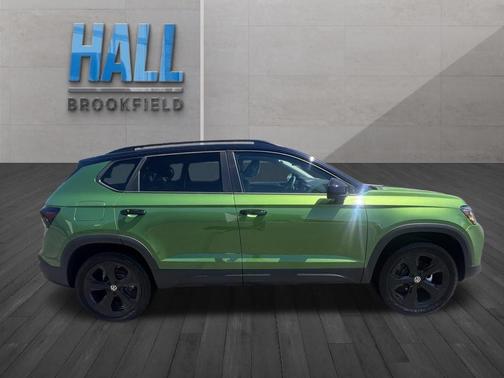 Bright Moss Green W/Deep Black Roof 2026 Volkswagen Taos 1.5T SE Black