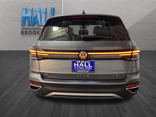 Platinum Gray Metallic 2025 Volkswagen Taos 1.5T SE
