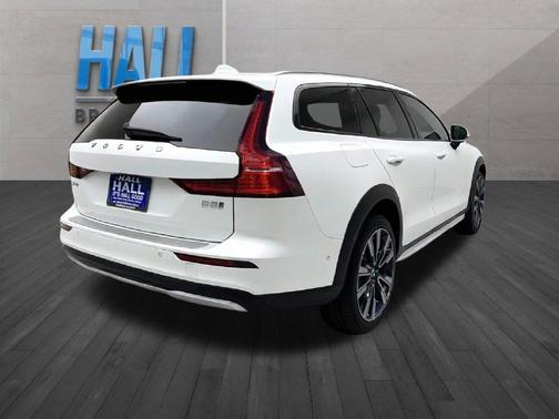 Crystal White Pearl 2025 Volvo V60 Cross Country B5 Ultra