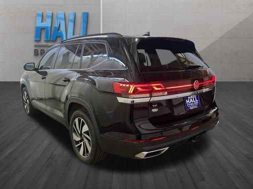 Deep Black Pearl Effect 2024 Volkswagen Atlas 2.0T SE