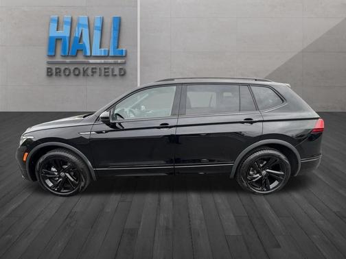 Deep Black Pearl Effect 2024 Volkswagen Tiguan 2.0T SE R-Line Black