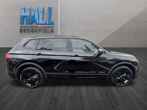 Deep Black Pearl Effect 2024 Volkswagen Tiguan 2.0T SE R-Line Black