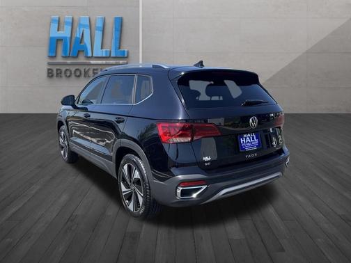 Deep Black Pearl Effect 2024 Volkswagen Taos 1.5T SE