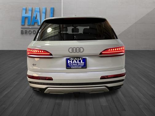 Glacier White Metallic 2025 Audi Q7 45 Premium