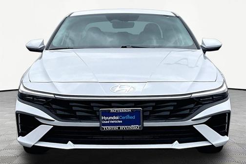 White 2025 Hyundai ELANTRA SE