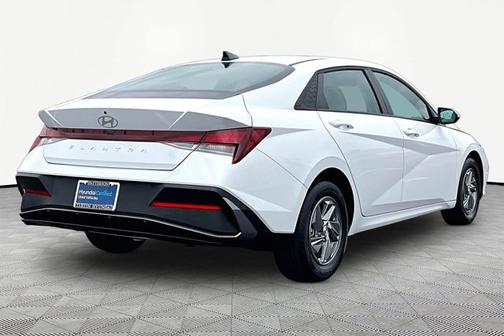 White 2025 Hyundai ELANTRA SE
