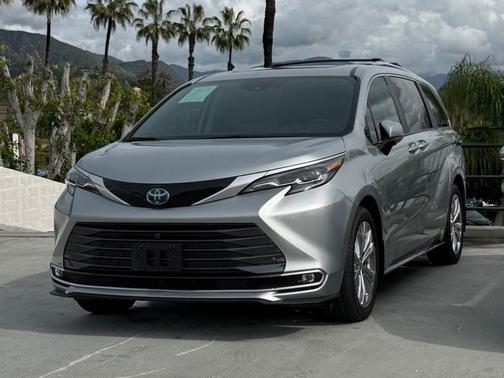 2024 Toyota Sienna Platinum 7 Passenger