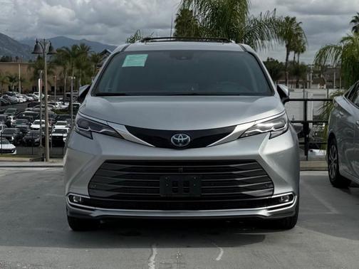2024 Toyota Sienna Platinum 7 Passenger
