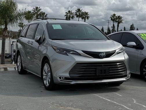 2024 Toyota Sienna Platinum 7 Passenger