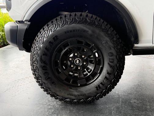 Oxford White 2026 Ford Bronco Badlands
