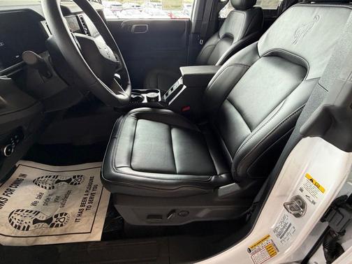 Oxford White 2026 Ford Bronco Badlands