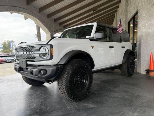 Oxford White 2026 Ford Bronco Badlands