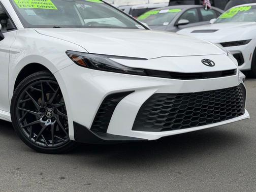 Ice 2025 Toyota Camry SE