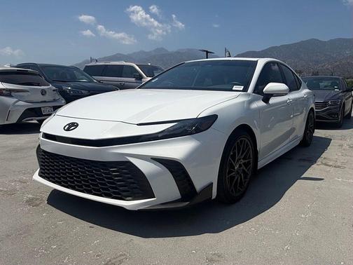 Ice 2025 Toyota Camry SE