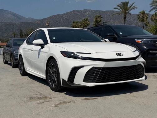 Ice 2025 Toyota Camry SE