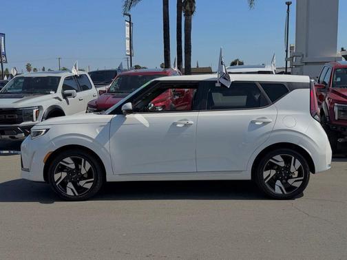 Snow White Pearl 2023 Kia Soul GT-Line 2.0L