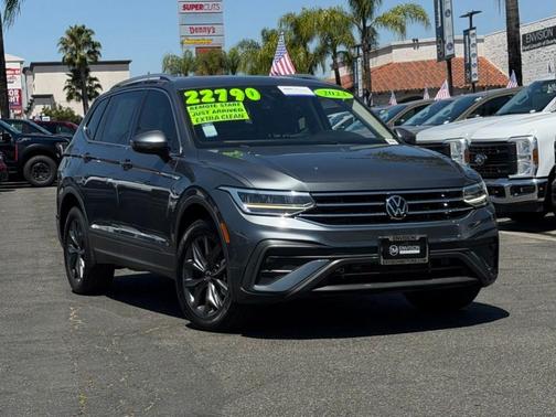 Platinum Gray Metallic 2023 Volkswagen Tiguan 2.0T SE
