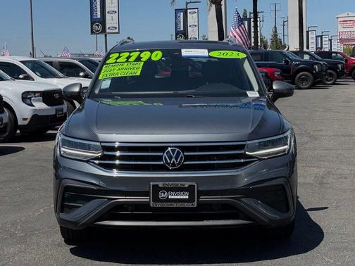 Platinum Gray Metallic 2023 Volkswagen Tiguan 2.0T SE