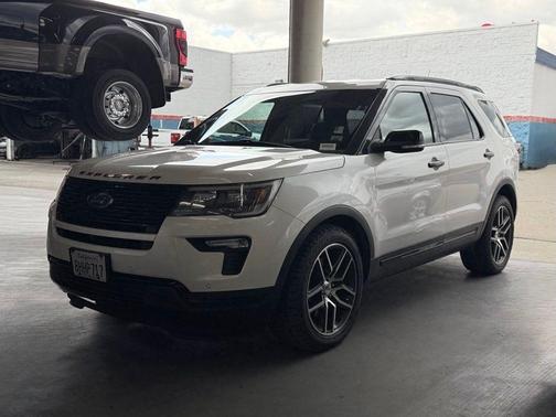White Platinum Clearcoat Metallic 2019 Ford Explorer sport