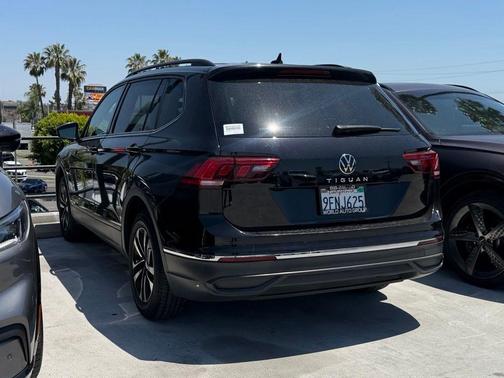 Deep Black Pearl Effect 2023 Volkswagen Tiguan 2.0T S