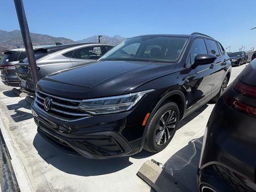 Deep Black Pearl Effect 2023 Volkswagen Tiguan 2.0T S