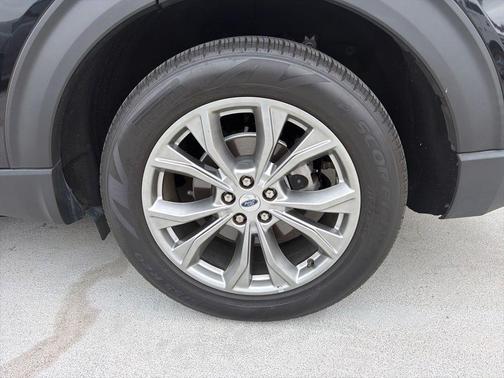 Black Metallic 2023 Ford Explorer Limited
