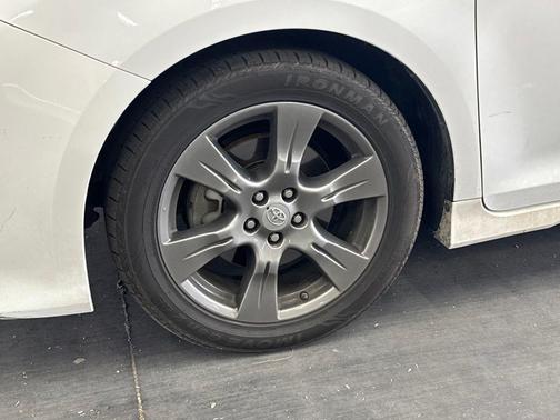 Super White 2017 Toyota Sienna SE